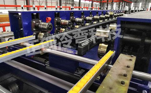 市場矚目：全新PU成型機(jī)引領(lǐng)行業(yè)創(chuàng)新，滿足多元化市場需求