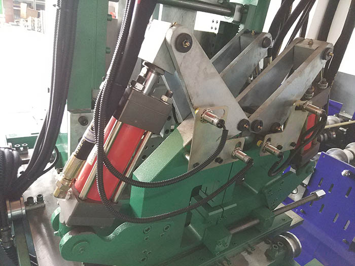 全自動(dòng)C/Z型鋼一體機(jī)又叫C/Z互換壓型機(jī),C、Z互換檁條機(jī)，是將C型機(jī)和Z型機(jī)合二為一的壓瓦機(jī)設(shè)備，為用戶提供的可通過(guò)PLC電腦控制在短時(shí)間內(nèi)實(shí)現(xiàn)C/Z兩種型號(hào)各種規(guī)格檁條互換生產(chǎn)的高自動(dòng)化檁條成型設(shè)備。正創(chuàng)品牌全自動(dòng)C、Z互換檁條機(jī)生產(chǎn)過(guò)程完全自動(dòng)控制，換規(guī)格時(shí)無(wú)須更換成型輥，徹底改變了使用C、Z兩種不同設(shè)備分別加工C、Z型兩種不同檁條的歷史，為用戶節(jié)省了大量的投資成本與場(chǎng)地空間。    C/Z互換檁條機(jī)產(chǎn)品亮點(diǎn)： 1、生產(chǎn)的C型檁條平直度好，具有良好的抗壓抗彎能力； 2、生產(chǎn)的Z型檁條可反向搭接安裝，連接點(diǎn)安裝強(qiáng)度加大； 3、全自動(dòng)電控系統(tǒng)設(shè)有報(bào)錯(cuò)裝置，確保生產(chǎn)線的安全穩(wěn)定； 4、驅(qū)動(dòng)采用減速電機(jī)加變頻控制，速度控制，定長(zhǎng)、定位準(zhǔn)確可靠； 5、可以輥壓CZ兩種不同型材，節(jié)約了用戶的購(gòu)買成本和場(chǎng)地空間； 6、無(wú)須更換成型輥便可實(shí)現(xiàn)兩種型號(hào)型材的轉(zhuǎn)換，速度快、效率高。  正創(chuàng)C、Z互換檁條機(jī)由導(dǎo)向、矯平裝置、2臺(tái)液壓沖孔裝置、液壓切斷裝置、電控系統(tǒng)、液壓系統(tǒng)等組成。該設(shè)備通過(guò)三個(gè)減速機(jī)，經(jīng)鏈輪齒輪固定轉(zhuǎn)動(dòng)固定軸，實(shí)現(xiàn)不同型號(hào)檁條的互換，可通過(guò)手工旋轉(zhuǎn)固定旋轉(zhuǎn)板來(lái)實(shí)現(xiàn)C/Z互換，檁條輸入的長(zhǎng)度、縱向孔距、數(shù)量等參數(shù)，設(shè)備即可進(jìn)行自動(dòng)沖孔、切斷、成型。全自動(dòng)C/Z型檁條機(jī)具有運(yùn)行穩(wěn)定可靠，沖壓孔精密度高，產(chǎn)量高，為廣大用戶帶來(lái)使用的便捷。  選型建議： 正創(chuàng)全自動(dòng)C/Z型鋼一體機(jī)整機(jī)外形美觀、生產(chǎn)效率高，生產(chǎn)速度達(dá)到20m/min，其他常規(guī)參數(shù)有：成型輥道數(shù)為12道、機(jī)組*大切斷寬度300mm、*大剪切厚度3mm，如有特殊需求，建議您隨時(shí)撥打正創(chuàng)服務(wù)熱線：138-6180-1880，公司專業(yè)技術(shù)人員將會(huì)根據(jù)您的要求提供給您*為滿意的答復(fù)。  全自動(dòng)C Z型鋼參數(shù)：